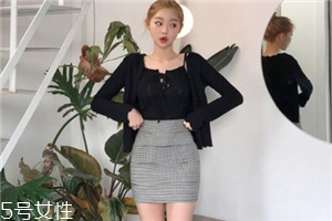 包臀短裙配什么上衣？撩人不止一點點