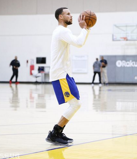 under armour curry 5庫(kù)里五代戰(zhàn)靴多少錢(qián)？