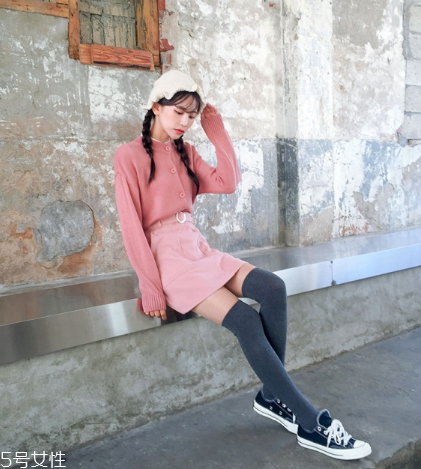 粉色短裙配什么鞋子？少女感爆棚穿搭