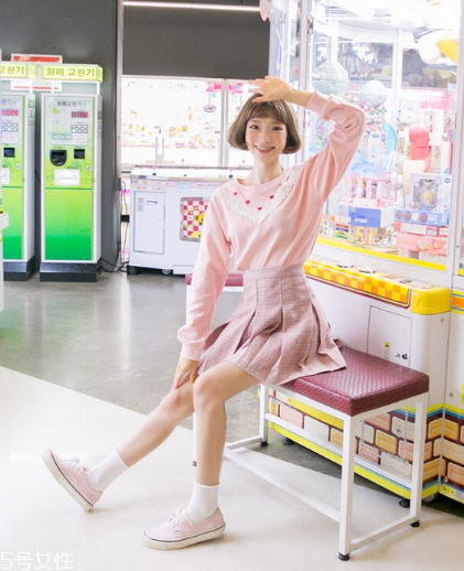 粉色短裙配什么鞋子？少女感爆棚穿搭