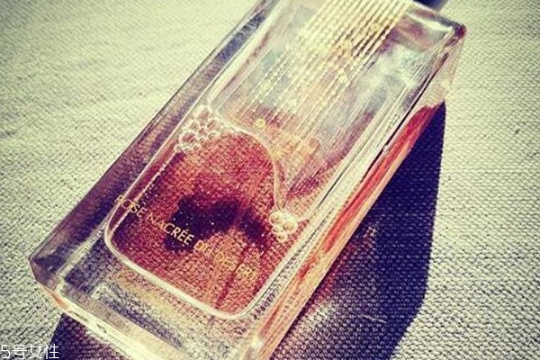 嬌蘭沙漠玫瑰香水好聞嗎？剛烈玫瑰濃厚迷人