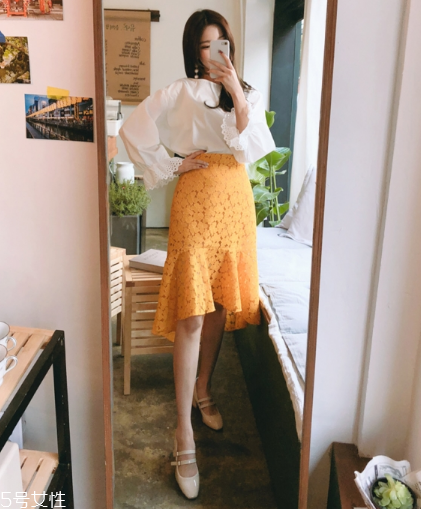 蕾絲半身裙配什么上衣好看？瞬間氣質(zhì)脫俗