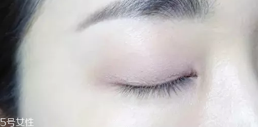 紫色眼影配什么口紅？配少女粉堪稱(chēng)完美