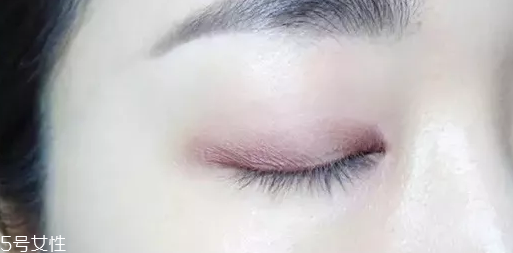 紫色眼影配什么口紅？配少女粉堪稱(chēng)完美