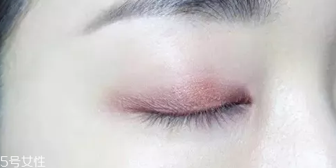 紫色眼影配什么口紅？配少女粉堪稱(chēng)完美