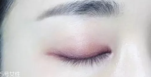 紫色眼影配什么口紅？配少女粉堪稱(chēng)完美
