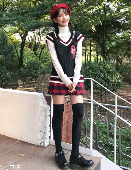 格子百褶裙配什么上衣？美翻整個(gè)春夏