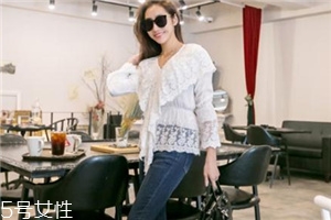 白色蕾絲上衣怎么搭配？女人味盡顯