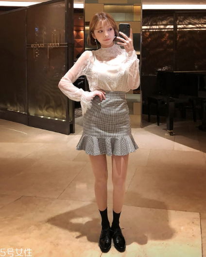 白色蕾絲上衣怎么搭配？女人味盡顯