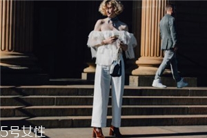 荷葉邊上衣配什么褲子？塑造浪漫小女人氣質(zhì)