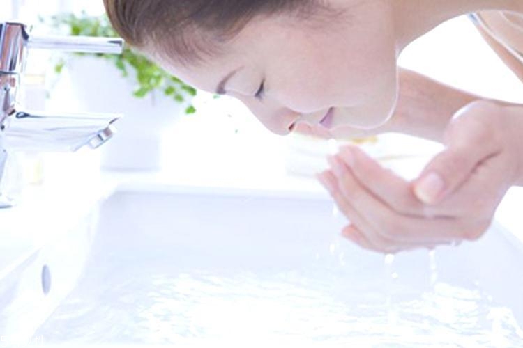為什么油皮會(huì)變成干皮？三個(gè)油皮護(hù)膚誤區(qū)