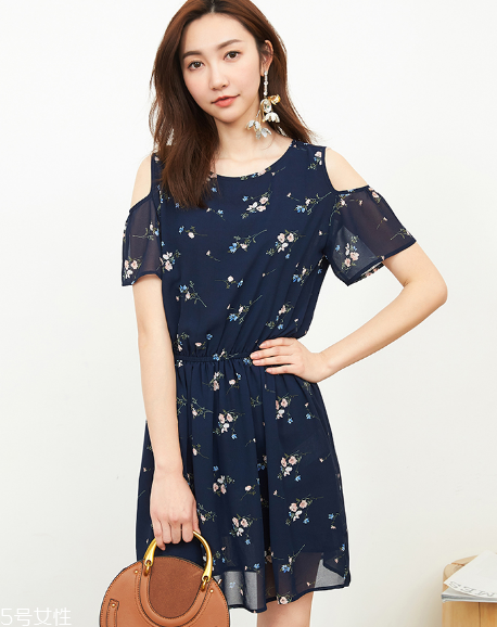 露肩上衣怎么搭配？屬于春天的小性感