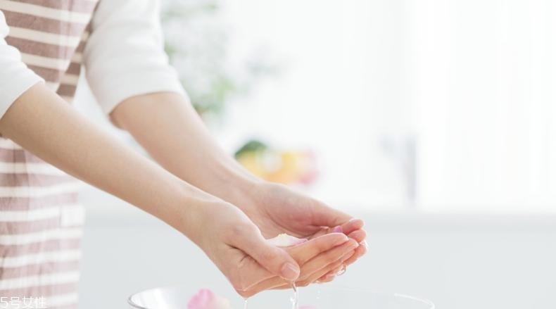 洗面奶洗后緊繃怎么回事？這6招讓你春季洗臉不拔干