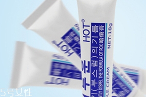 阿達帕林凝膠含激素嗎？