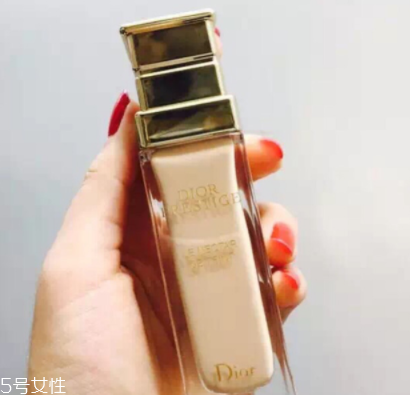 迪奧花蜜粉底液好用嗎？霧面美顏效果