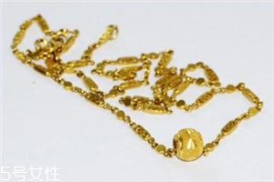 泡溫泉可以戴金項(xiàng)鏈嗎？泡溫泉最好別佩戴飾品
