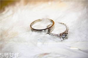 婚戒可以戴右手嗎？沒(méi)有明確的規(guī)定