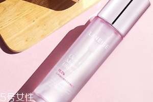 肌底液和爽膚水先用哪個(gè)？肌底液用在水之后