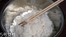 蟹籽壽司是真蟹籽嗎？認(rèn)真你就輸了