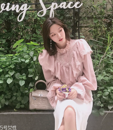 荷葉邊上衣怎么搭配？少女路線必備款
