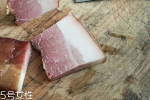 煙熏臘肉是熟的嗎？是生肉腌制的