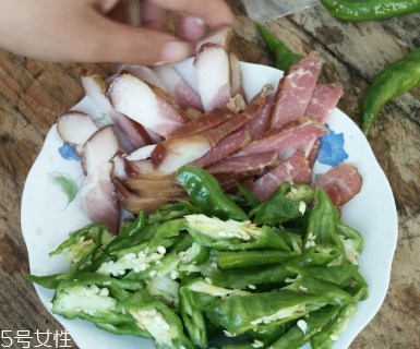 煙熏臘肉是熟的嗎？是生肉腌制的