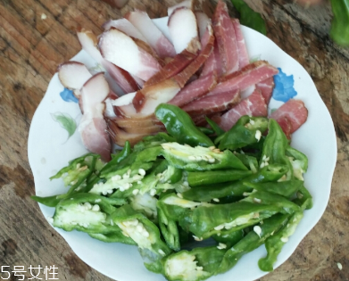 煙熏臘肉是熟的嗎？是生肉腌制的