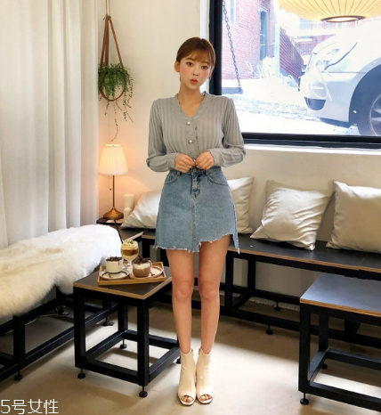 牛仔裙配什么上衣？最經(jīng)典的時尚穿搭