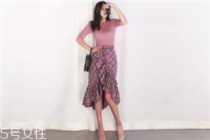 格子裙搭配什么上衣？俏皮少女范兒