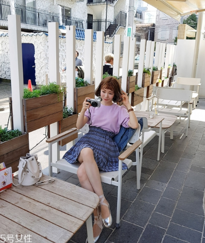 格子裙搭配什么上衣？俏皮少女范兒