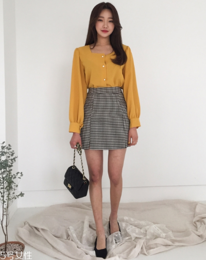 格子裙搭配什么上衣？俏皮少女范兒