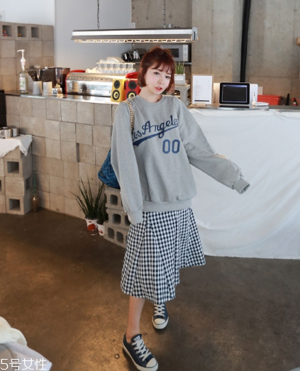 格子裙搭配什么上衣？俏皮少女范兒