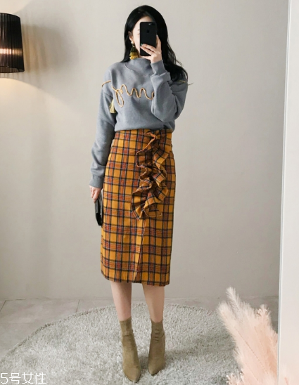 格子裙搭配什么上衣？俏皮少女范兒