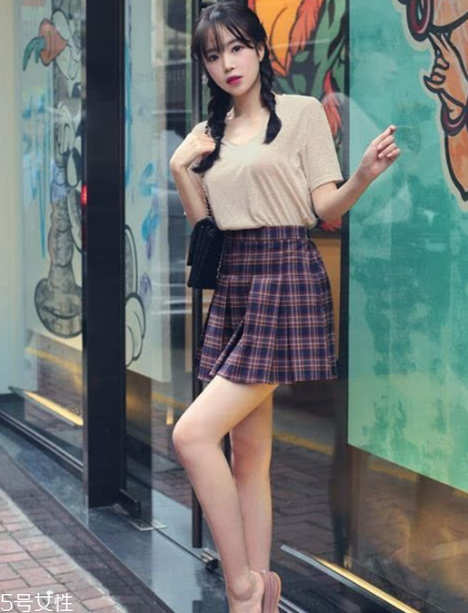 格子裙搭配什么上衣？俏皮少女范兒