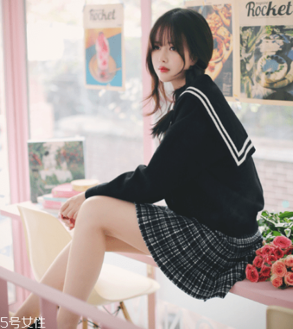 格子裙搭配什么上衣？俏皮少女范兒