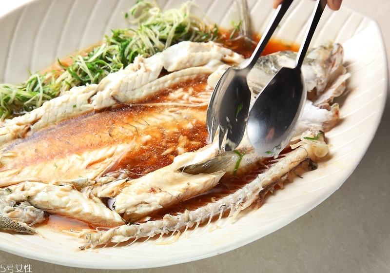 吃魚(yú)時(shí)魚(yú)刺怎么去除