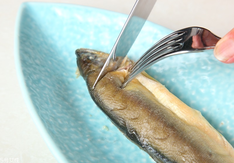 吃魚(yú)時(shí)魚(yú)刺怎么去除
