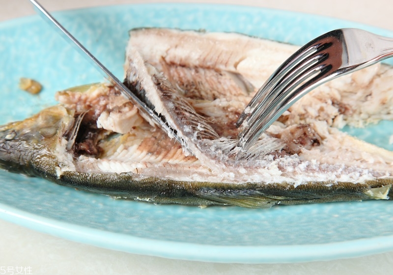 吃魚(yú)時(shí)魚(yú)刺怎么去除