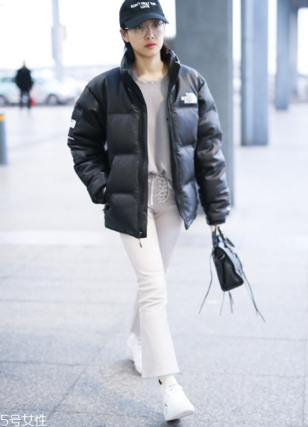 白褲子怎么搭配衣服好看？跟著明星學(xué)穿搭