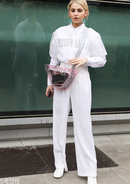 白褲子怎么搭配衣服好看？跟著明星學(xué)穿搭