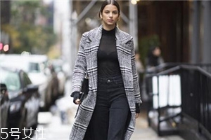 黑色打底衫怎么配衣服？時尚界的常青單品