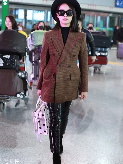 黑色打底衫怎么配衣服？時尚界的常青單品