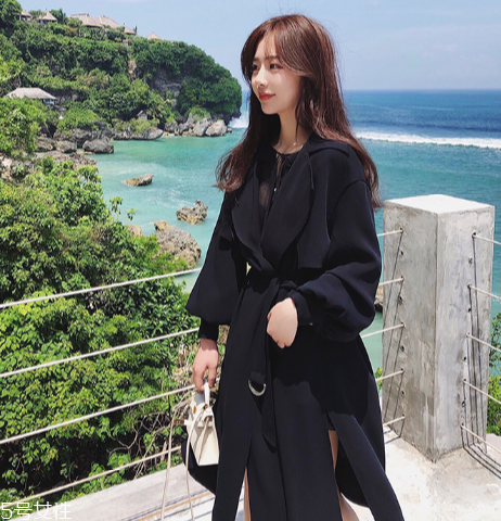 今年流行什么樣的風衣？這幾款少女感十足