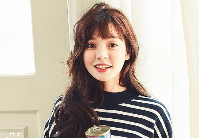 圓臉?lè)侥樳m合什么扎發(fā)？2018流行少女扎發(fā)
