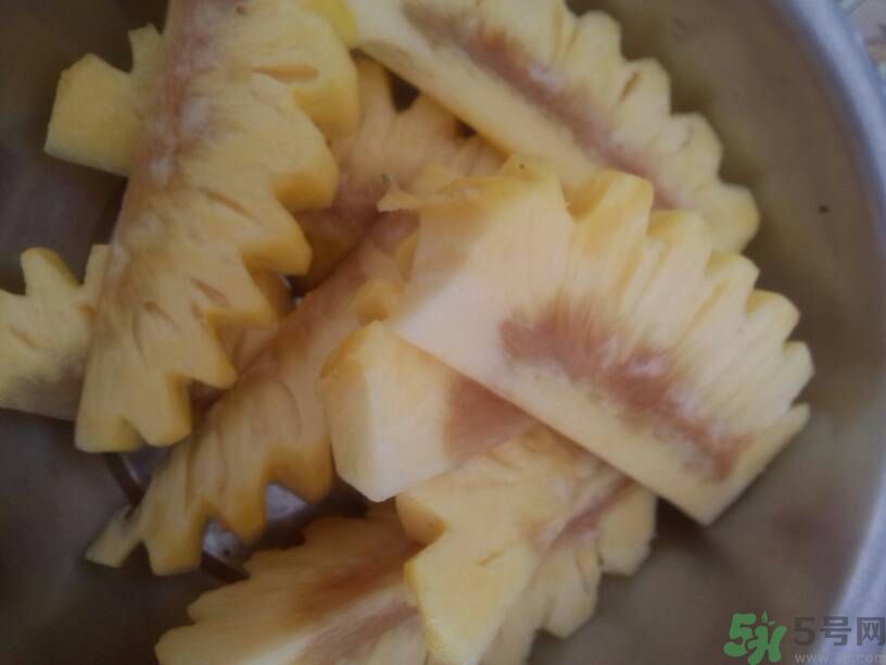 菠蘿里面發(fā)黑能吃嗎？切開菠蘿里面是黑色的怎么回事？