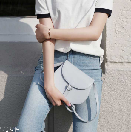 aiou是什么牌子？極簡風(fēng)個(gè)性包袋