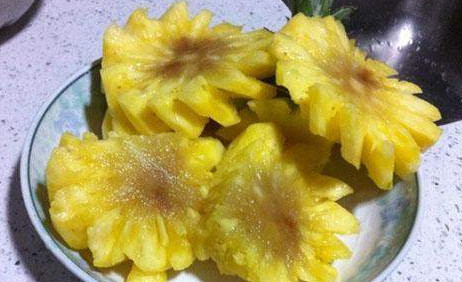 菠蘿里面發(fā)黑能吃嗎？切開菠蘿里面是黑色的怎么回事？