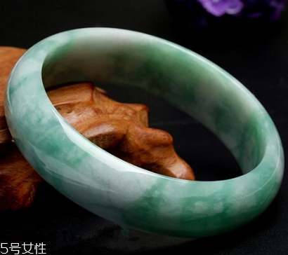 玉手鐲有裂紋還能戴嗎？玉石專家告訴你答案