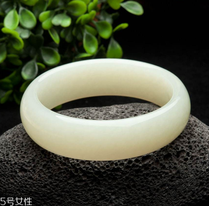 玉手鐲可以戴著睡覺(jué)嗎？玉手鐲有助于睡眠
