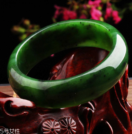 玉手鐲可以戴著睡覺(jué)嗎？玉手鐲有助于睡眠